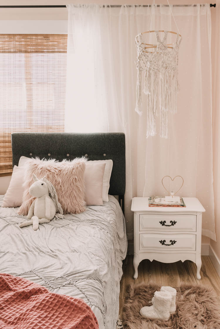 diy macrame chandelier in a little girls bedroom