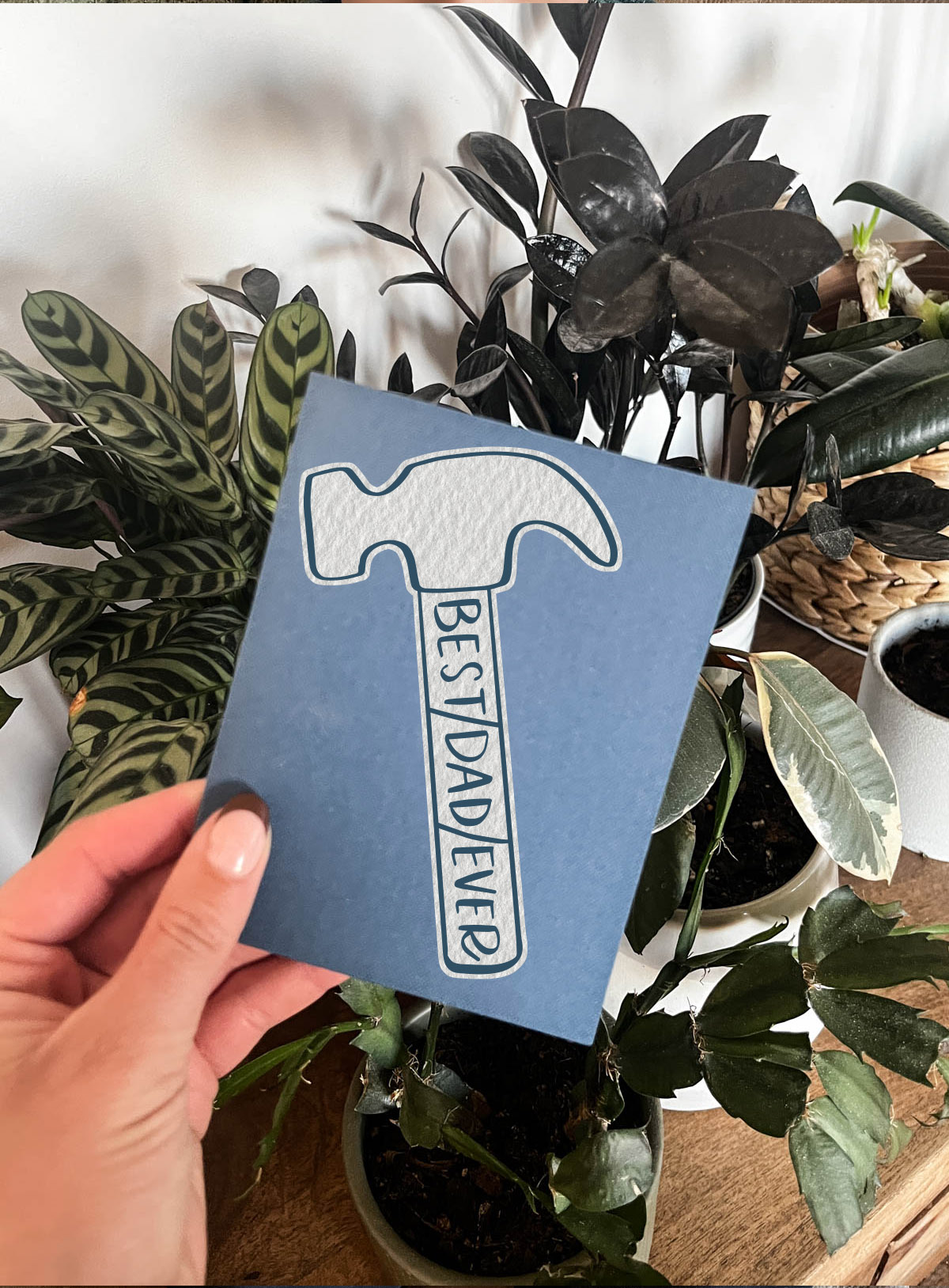 Best Dad Ever hammer card made with cardstock and a free SVG file for fathers day