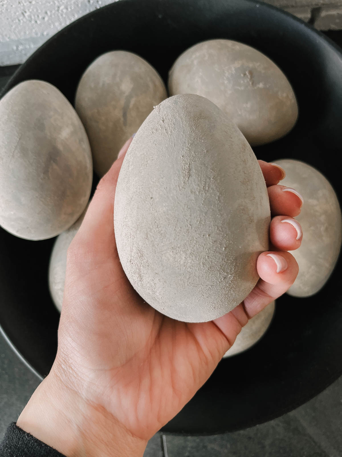 DIY Concrete look easter eggs