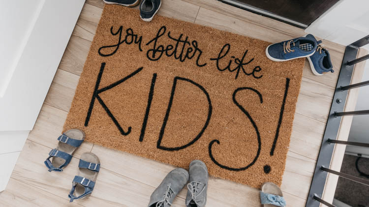 DIY Personalized Door Mat- great video tutorial on how to letter on coir mats!