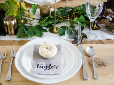 I love this nature inspired neutral autumn tablescape- so perfect for thanksgiving (or friendsgiving!)