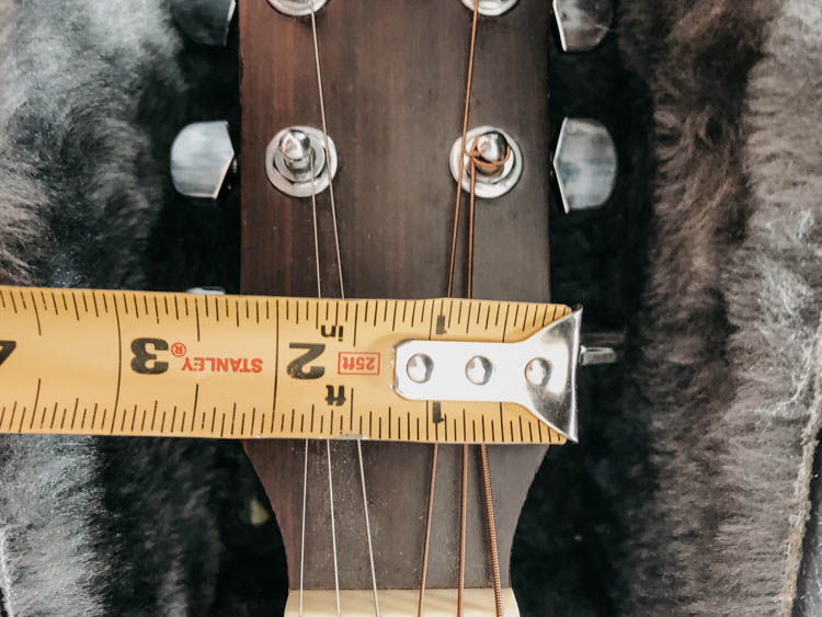 Cut the guitar holder using a scroll saw (dremel moto saw)