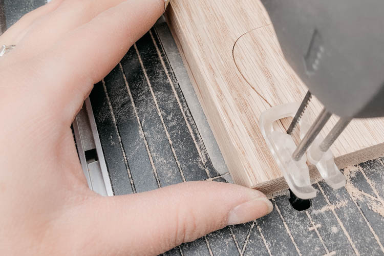Cut the guitar holder using a scroll saw (dremel moto saw)