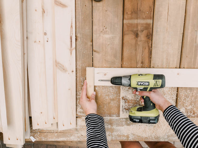 Cut list and free plans for an outdoor toy chest.