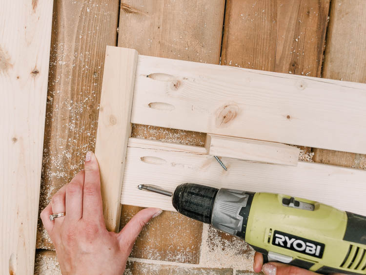 Cut list and free plans for an outdoor toy chest.