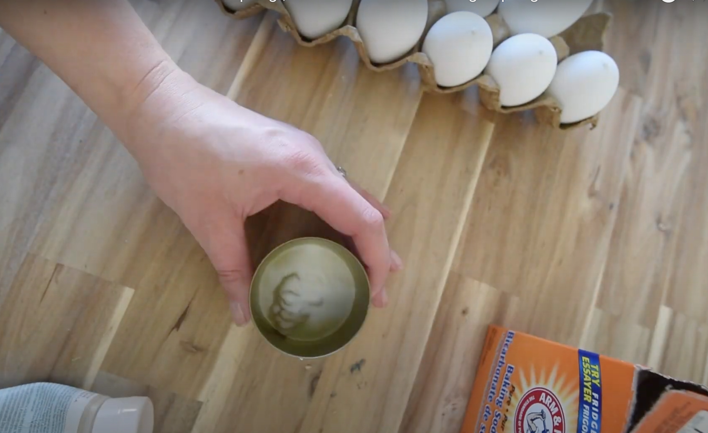 Mixing baking soda and paint for a textured paint