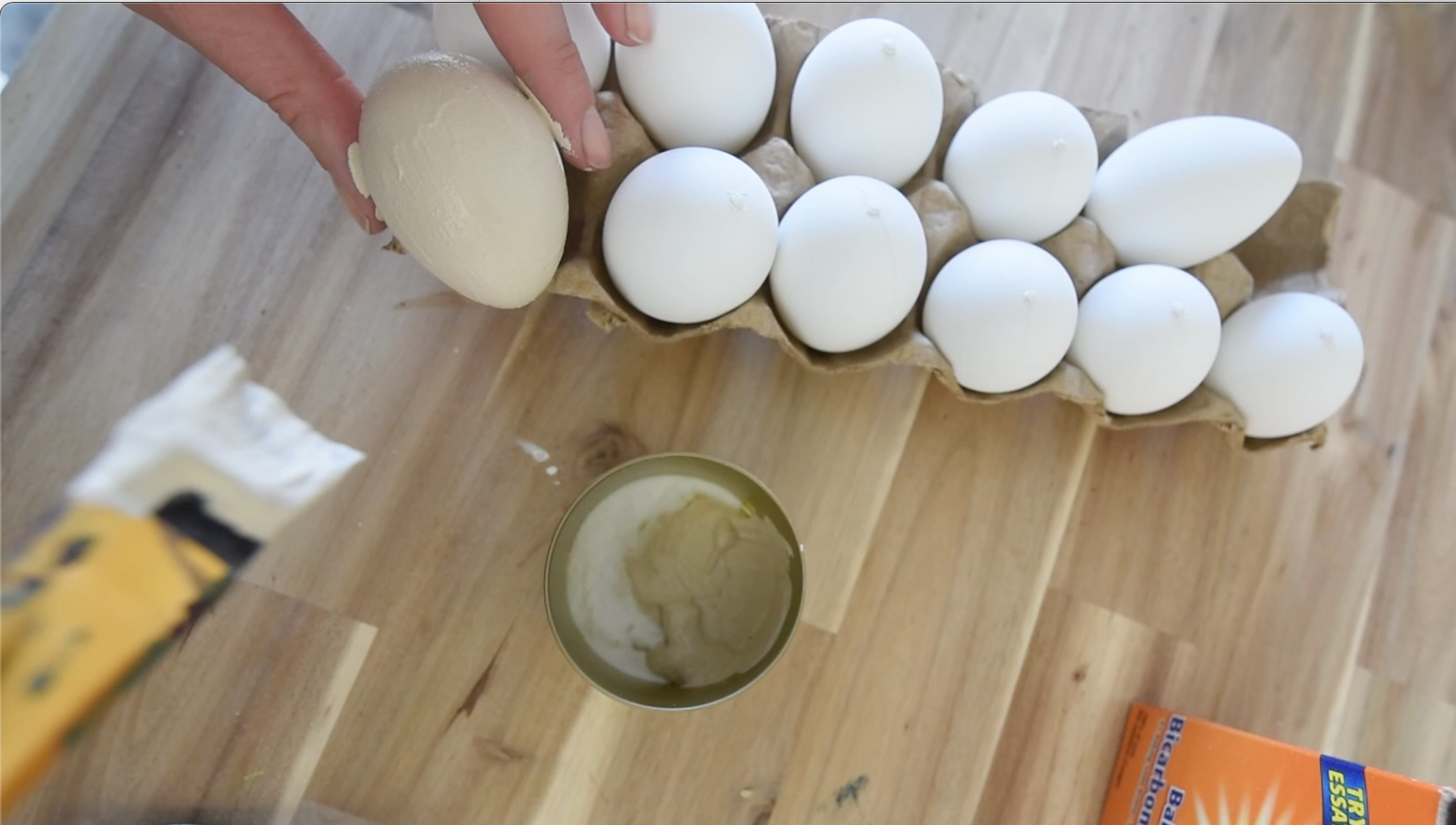 Mixing baking soda and paint for a textured paint